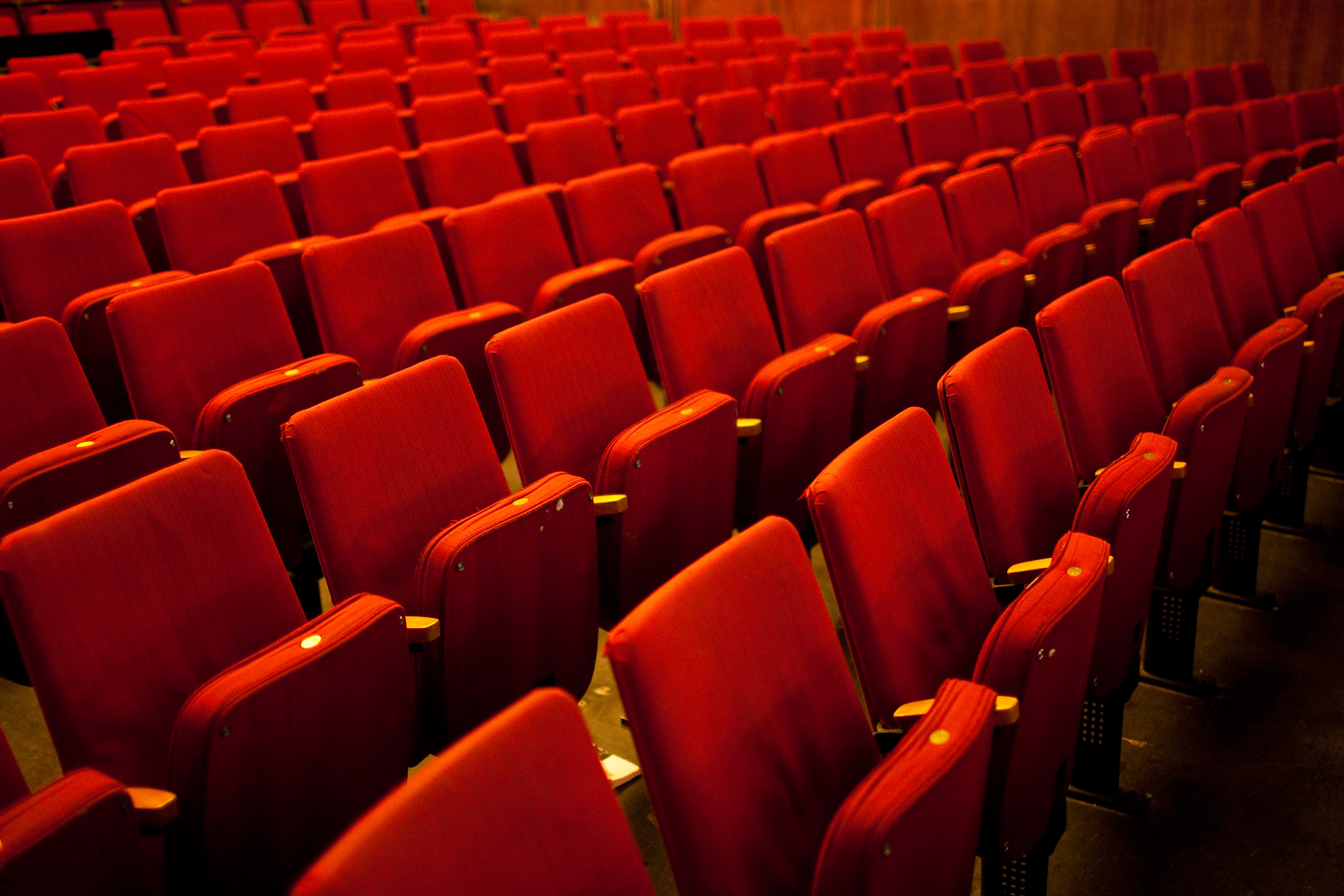 Leere Stuhlreihen in einem Theater
