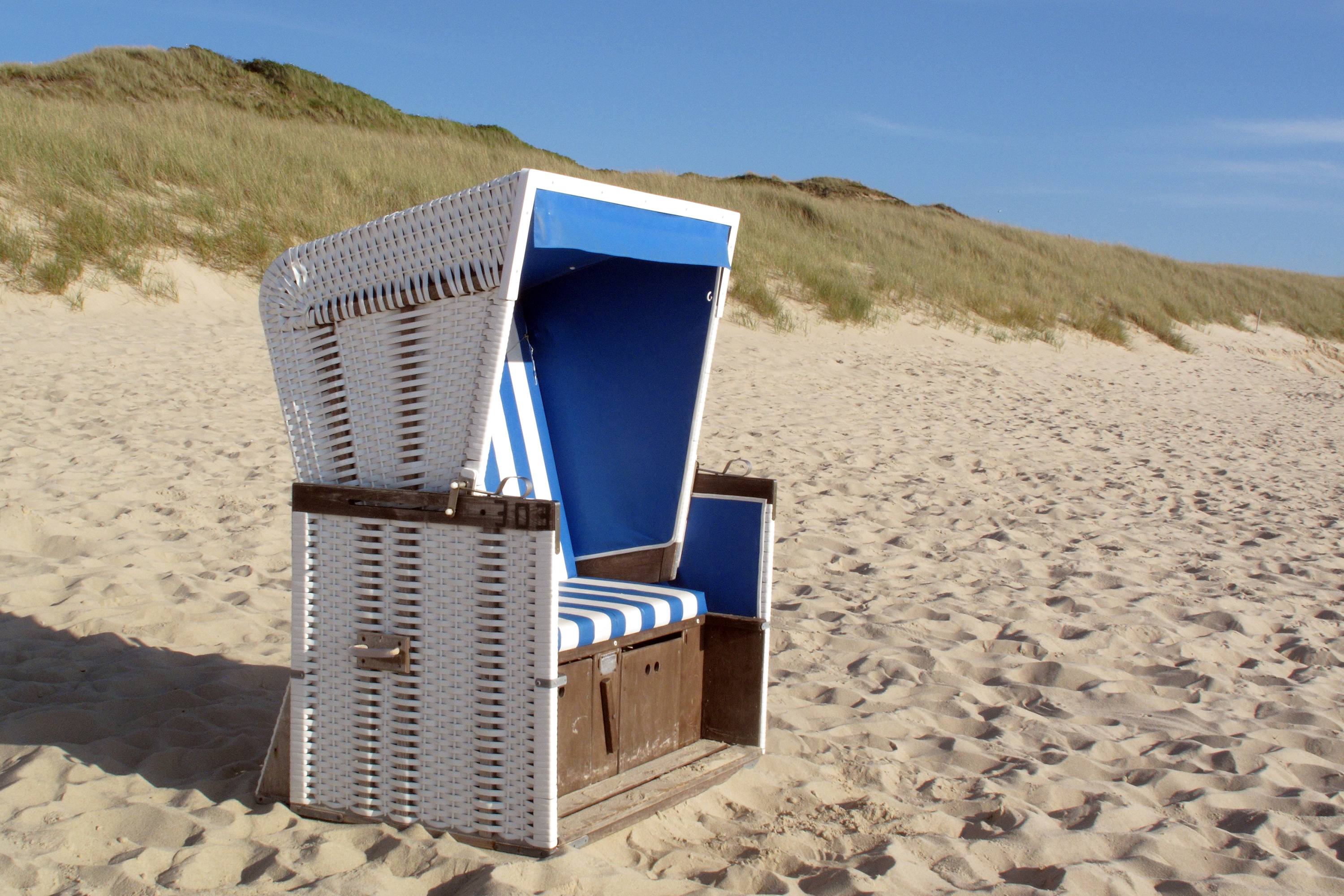 Ein leerer Strandkorb am Strand.