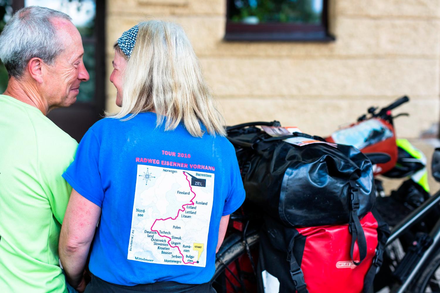 Pärchen, Frau mit einem T-Shirt auf dem die Route eingezeichnet ist