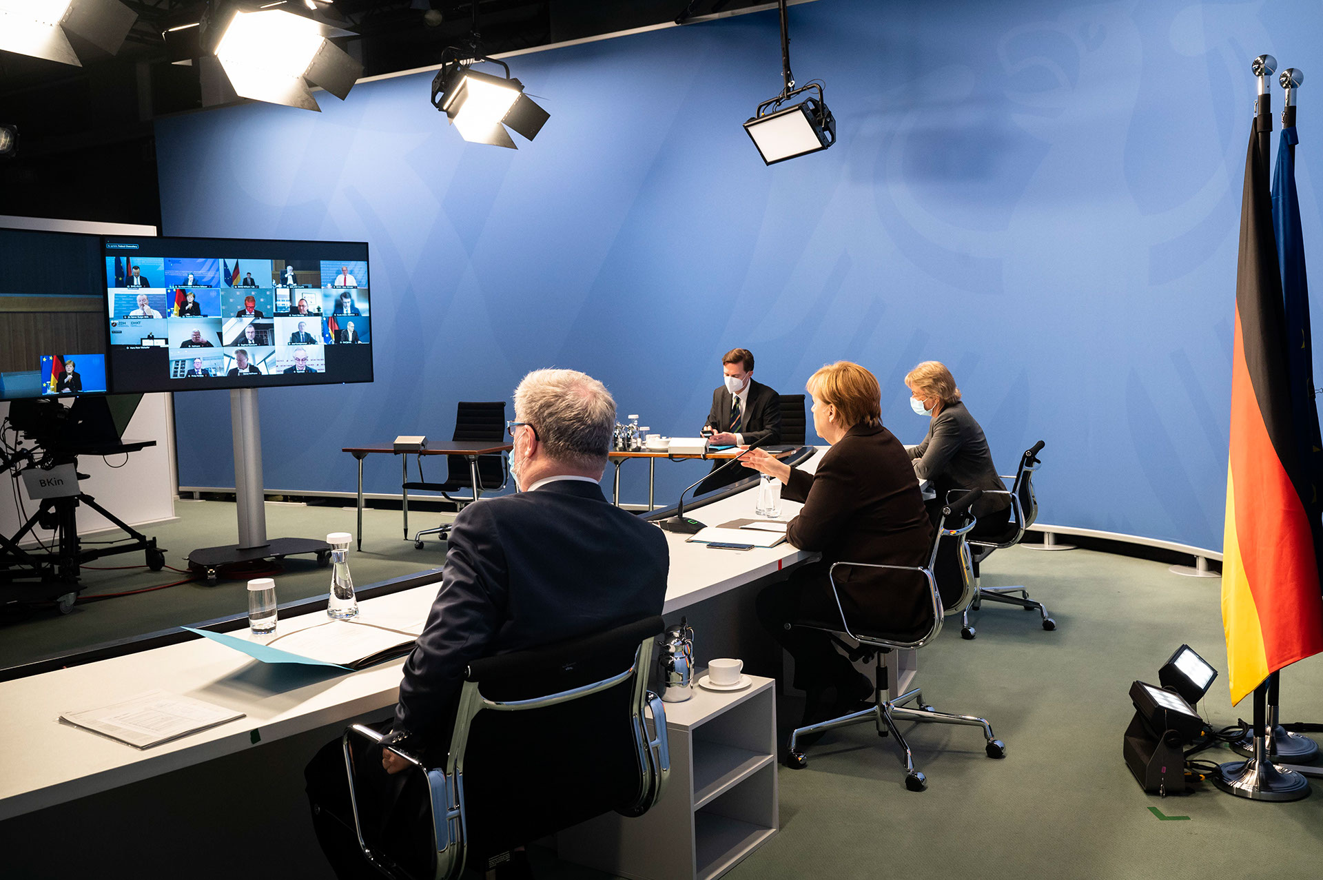 Bundeskanzlerin Angela Merkel im Gespräch mit Vertretern von Wirtschaftsverbänden und Gewerkschaften.