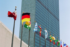 Vor dem Hauptquartier der Vereinten Nationen wehen die Deutschlandfahne und die Nationalfahnen anderer Mitgliedsländer
