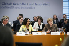 Bundeskanzlerin Angela Merkel (2.v.r.) beim 3. Internationalen Deutschlandforum im Bundeskanzleramt (2.v.l. Jana Pareigis, Moderatorin und Journalistin).