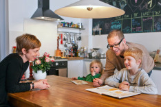 Vierköpfige Familie in der Küche in Berlin