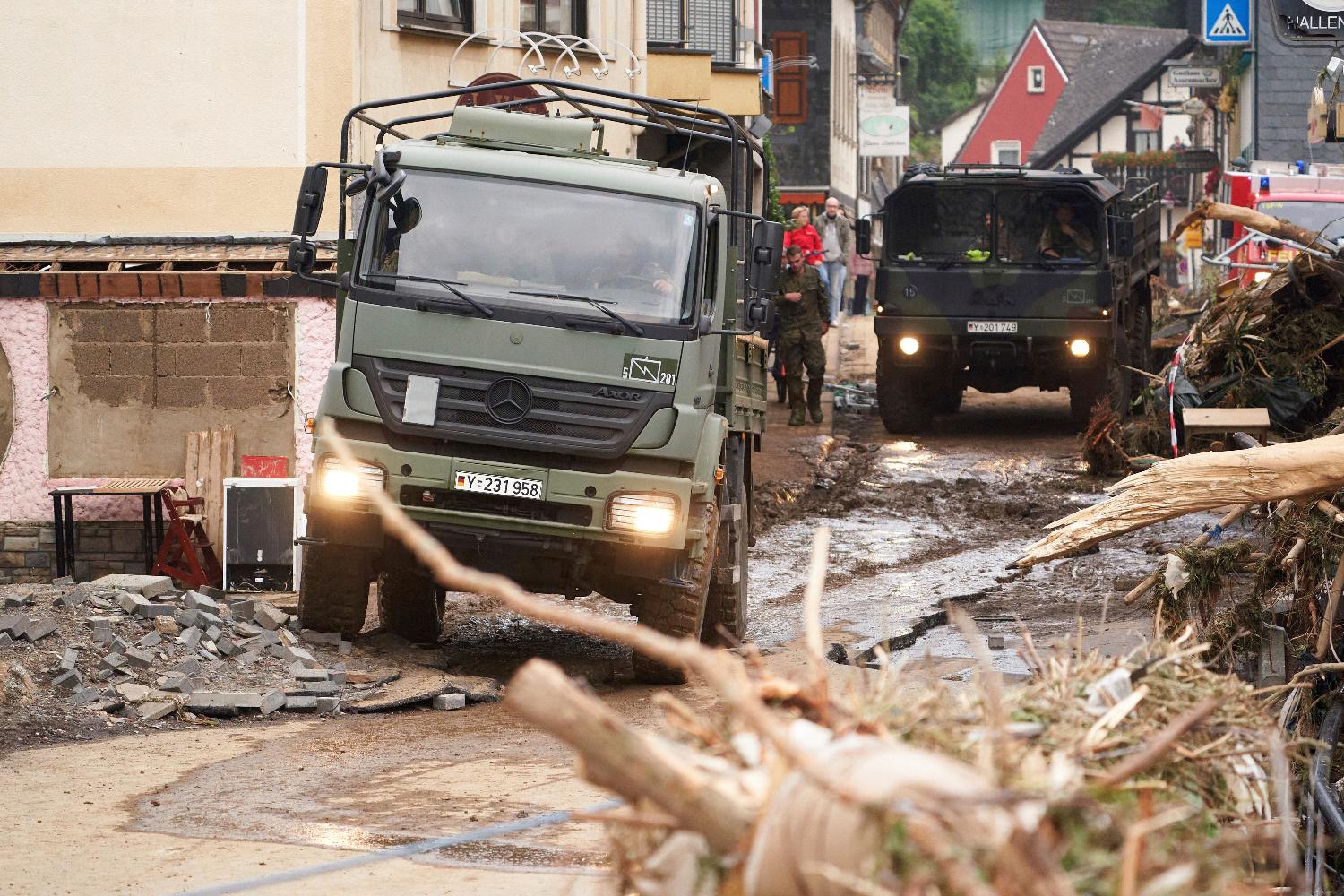 Fahrzeuge der Bundeswehr rücken in Altenahr an, um die Rettungsdienste zu unterstützen. Starkregen führte zu extremen Überschwemmungen.