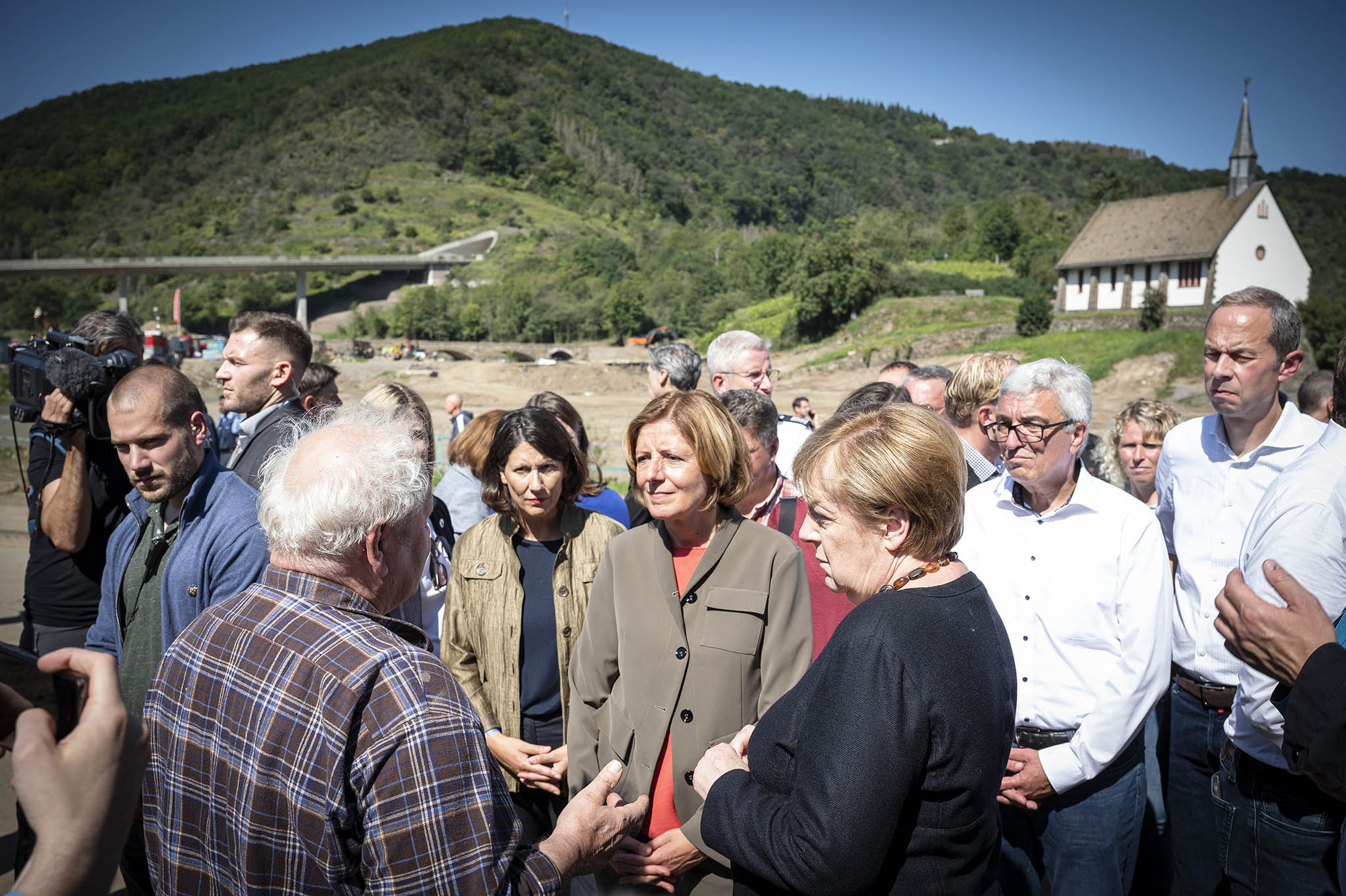 Bundeskanzlerin Angela Merkel im Gespräch mit Bürgern der vom Hochwasser betroffene Gemeinde.