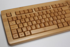 Eine Computer-Tastatur aus nachwachsendem Bambusholz