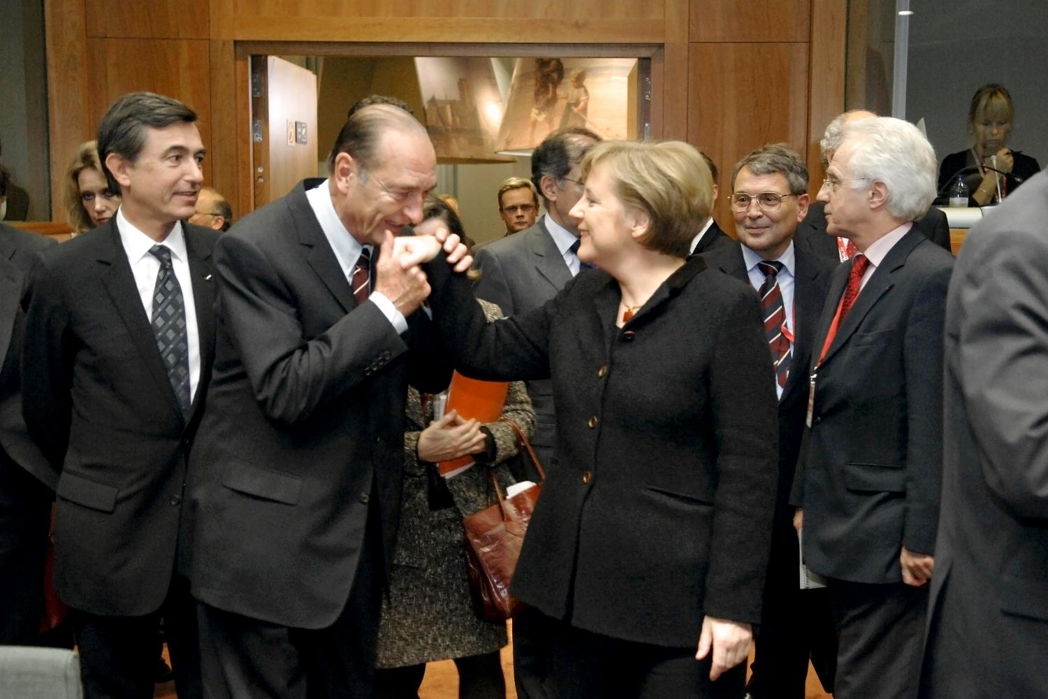 Frankreichs Präsident Chirac küsst Bundeskanzlerin Merkel die Hand.