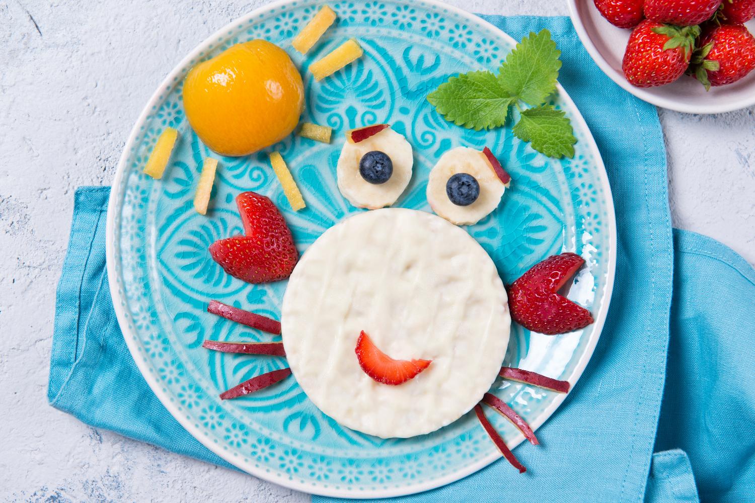 Süße Reiswaffeln mit Joghurt in Form einer Krabbe mit gemischten frischen Früchten.