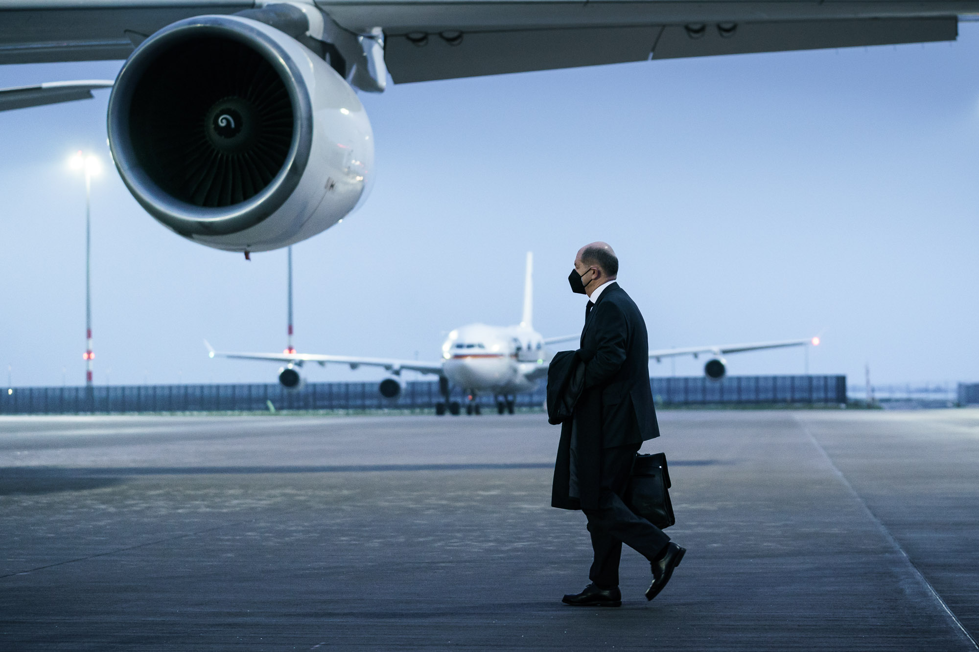 Bundeskanzler Olaf Scholzkommt am Flughafen in Warschau an.
