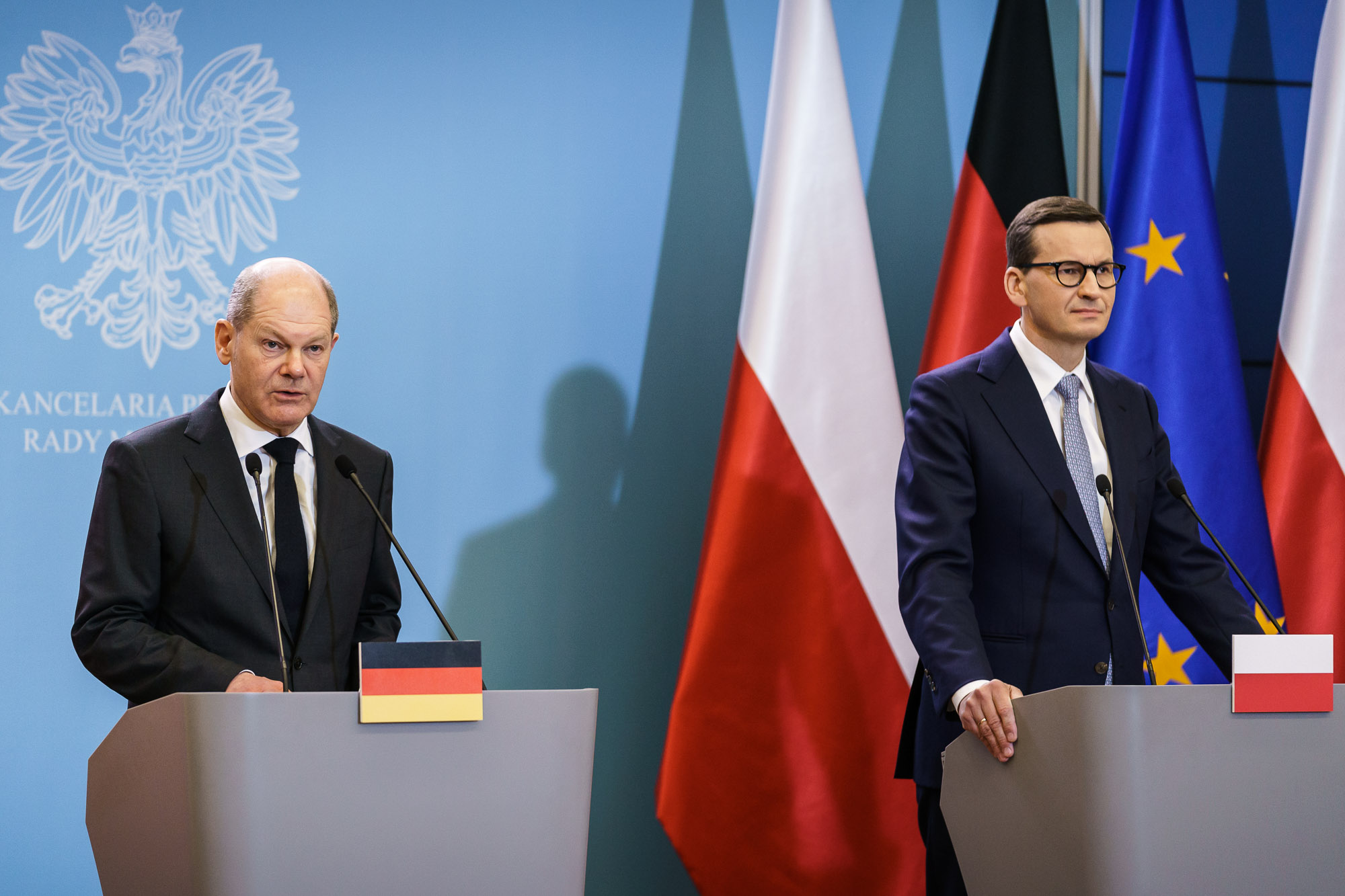 Bundeskanzler Olaf Scholz mit Mateusz Morawiecki, Polens Ministerpräsident bei gemeinsamer Pressekonferenz.