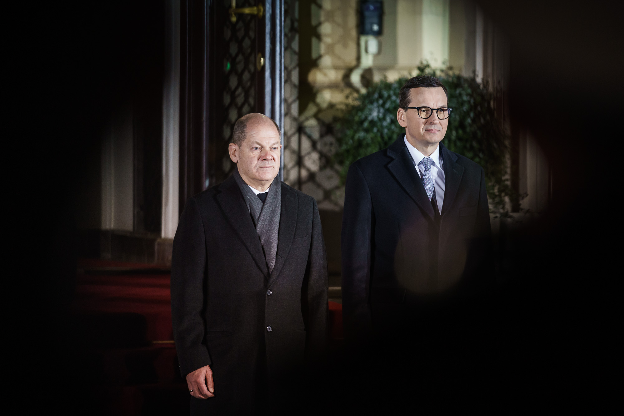 Bundeskanzler Olaf Scholz neben Mateusz Morawiecki, Polens Ministerpräsident.
