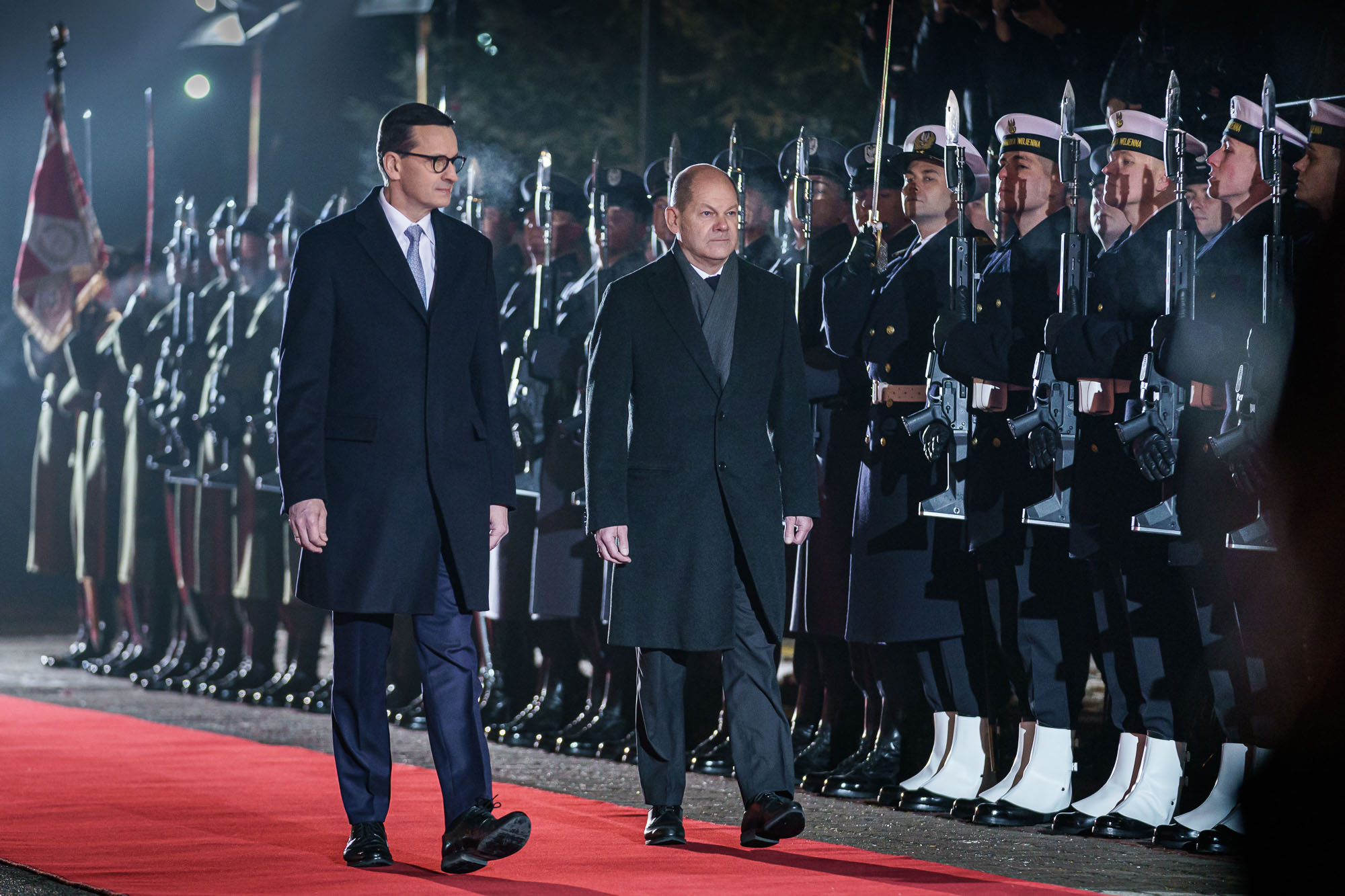 Bundeskanzler Olaf Scholz neben Mateusz Morawiecki, Polens Ministerpräsident, bei der Begrüßung mit militärischen Ehren.