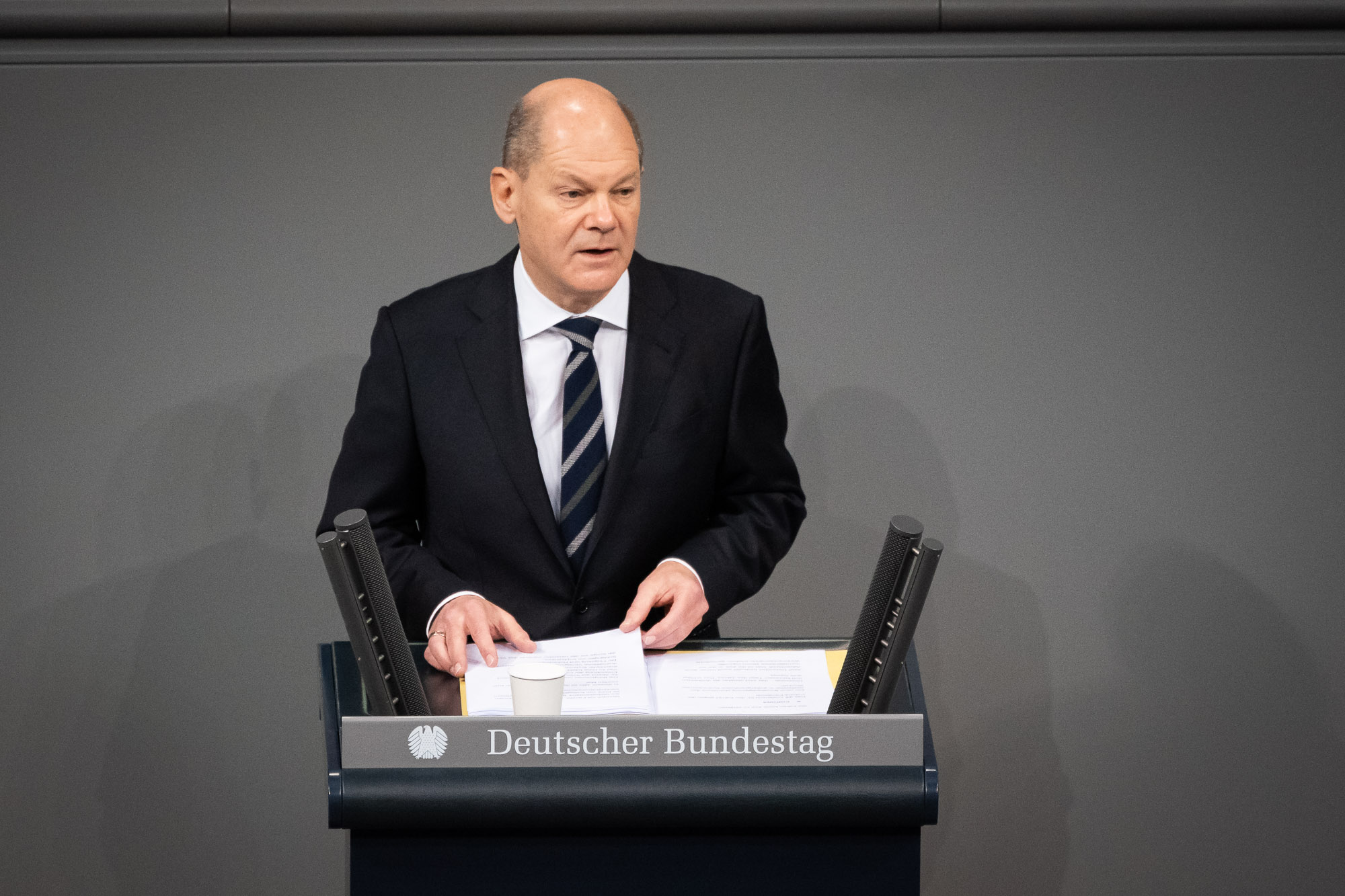 Bundeskanzler Olaf Scholz spricht am Rednerpult im Deutschen Bundestag.