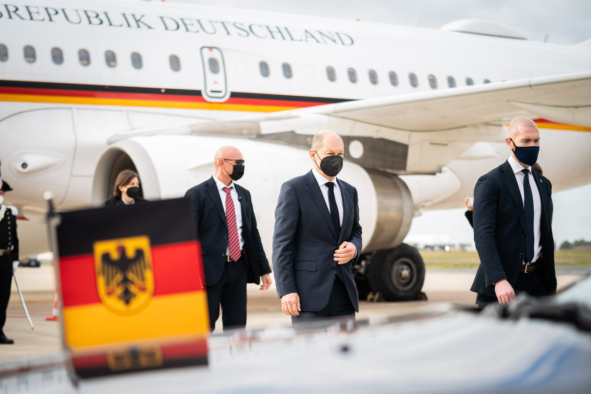 Bundeskanzler Olaf Scholz auf dem Flughafen in Berlin.