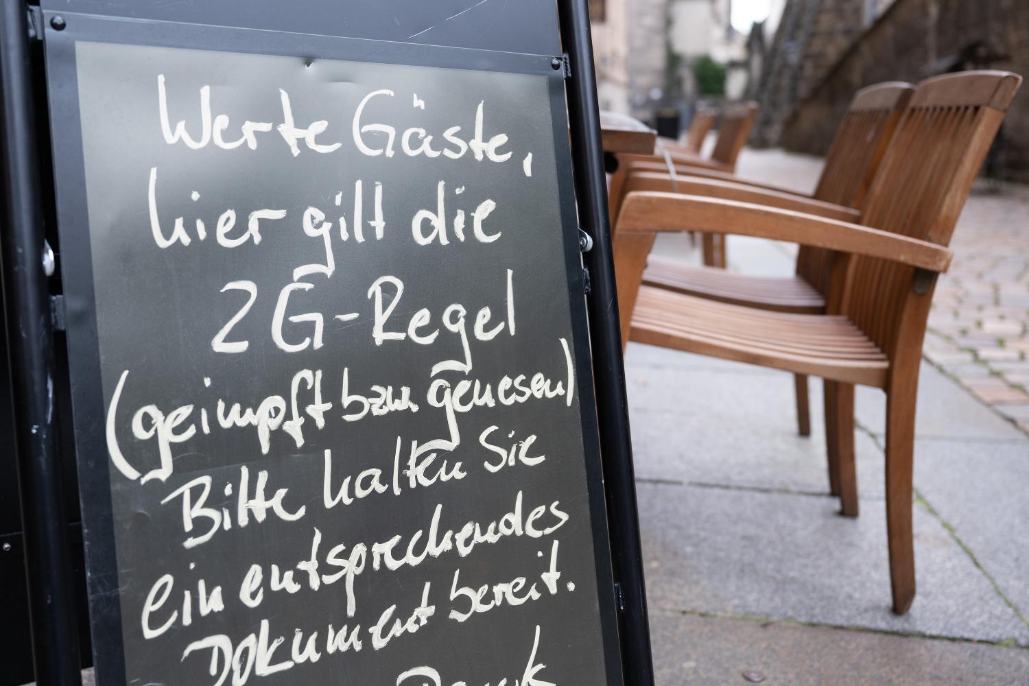 Auf einem Schild wird vor einem Restaurant auf die 2G-Regel hingewiesen.