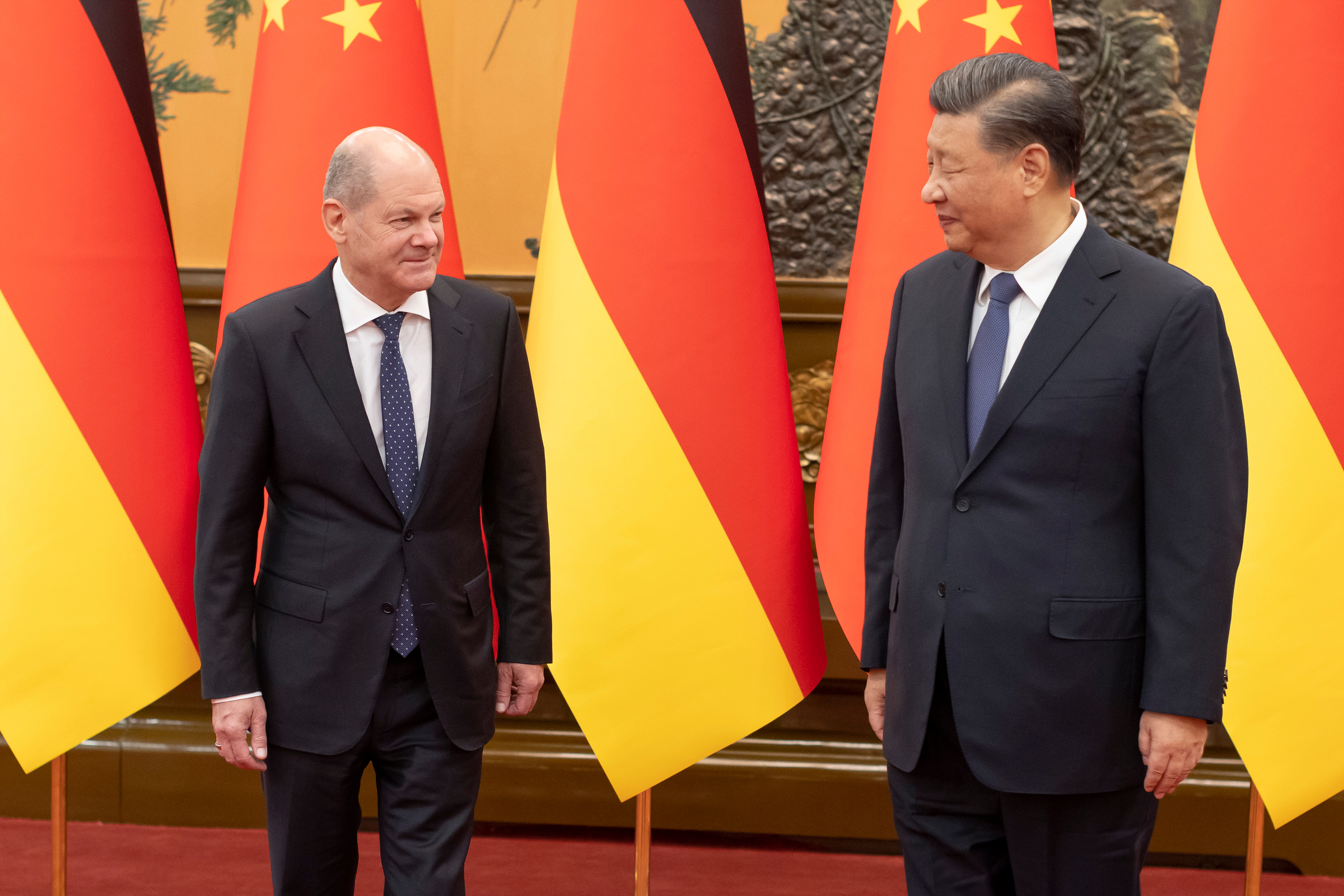 Bundeskanzler Olaf Scholz mit Xi Jinping, Chinas Staatspräsident.