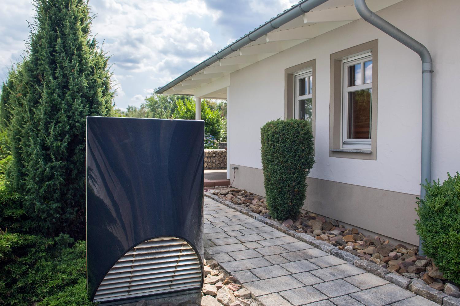 Ausseneinheit einer Wärmepumpe im Vorgarten