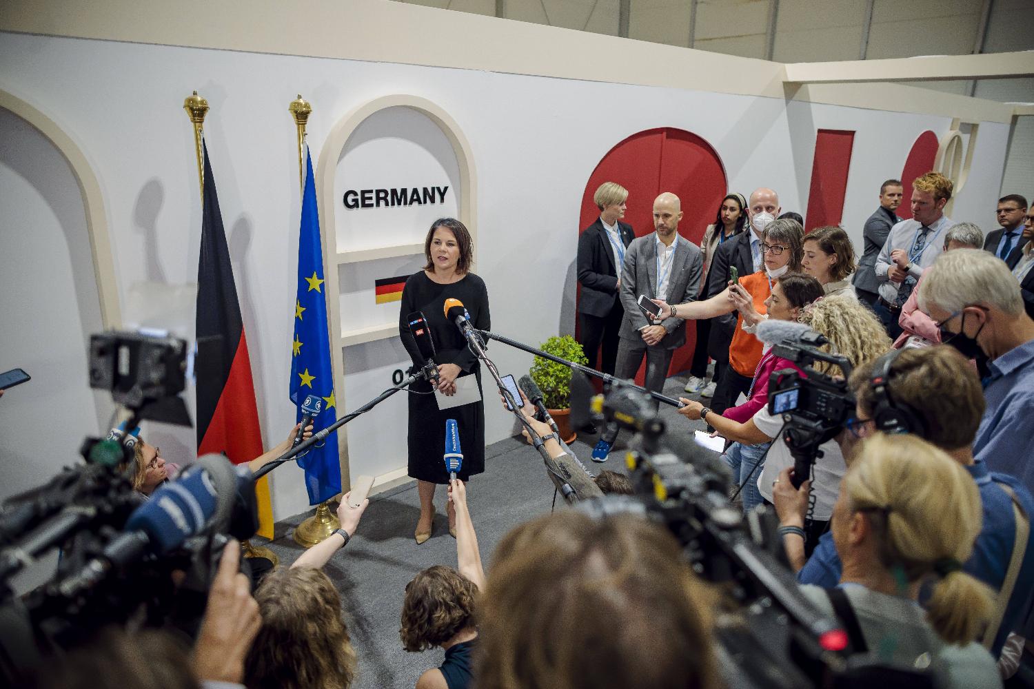 Bundesaußenministerin Annalena Baerbock gibt vor dem deutschen Delegationsbüro während der COP27 Klimakonferenz in Scharm-el-Sheikh ein Pressestatement.