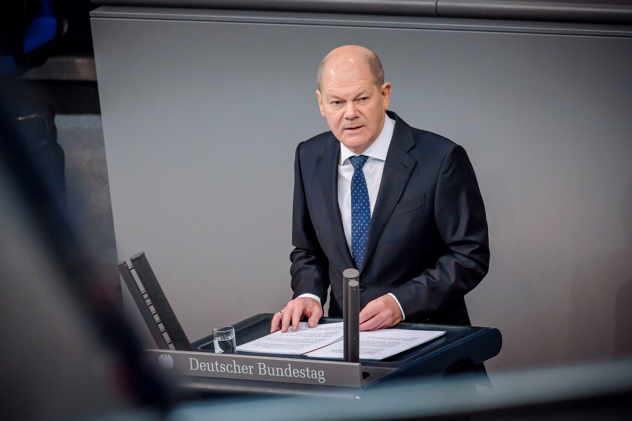 Bundeskanzler Olaf Scholz spricht im Bundestag.