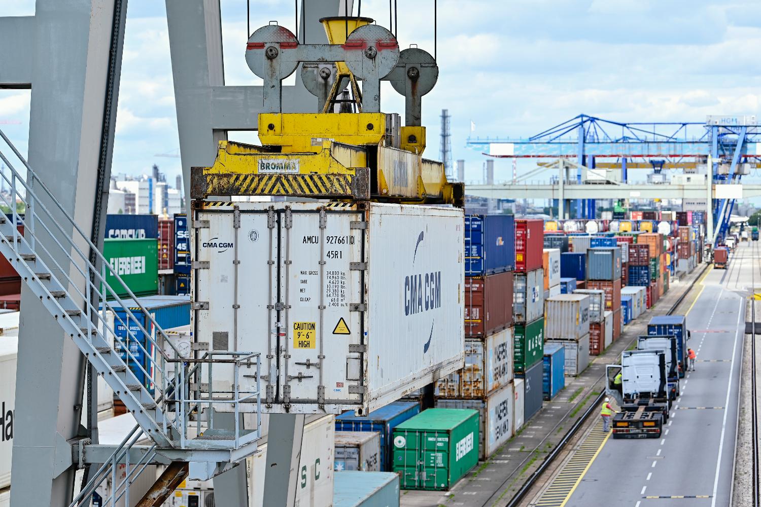 Ein Kran verlädt einen Container im Handelshafen des Rhein-Neckar-Hafens Mannheim.