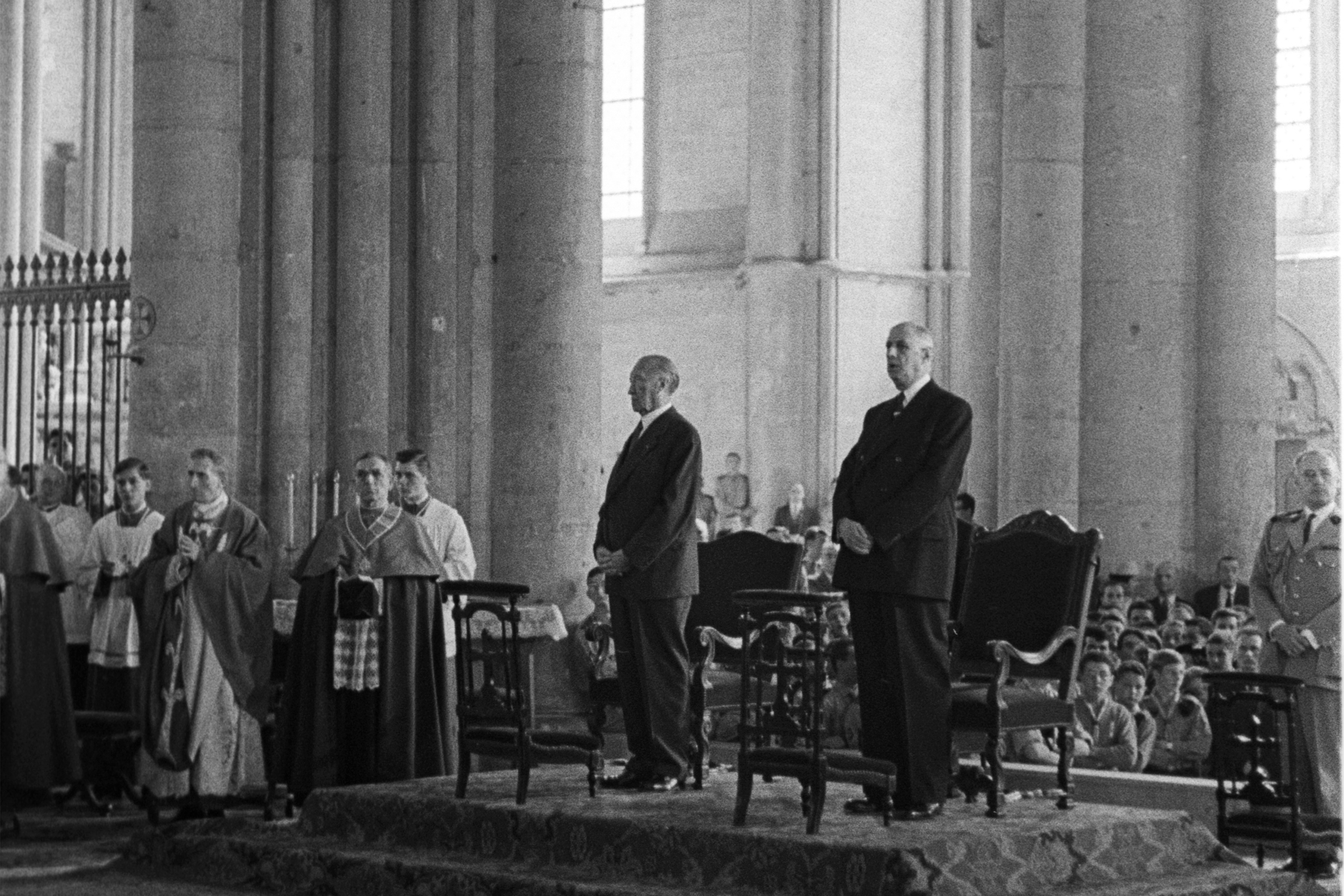 Federal Chancellor Konrad Adenauer and President de Gaulle (r.) of France stand together in Reims Cathedral.