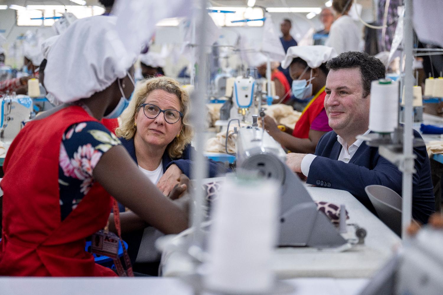 Svenja Schulze and Hubertus Heil during their visit to a textile factory in Accra. 