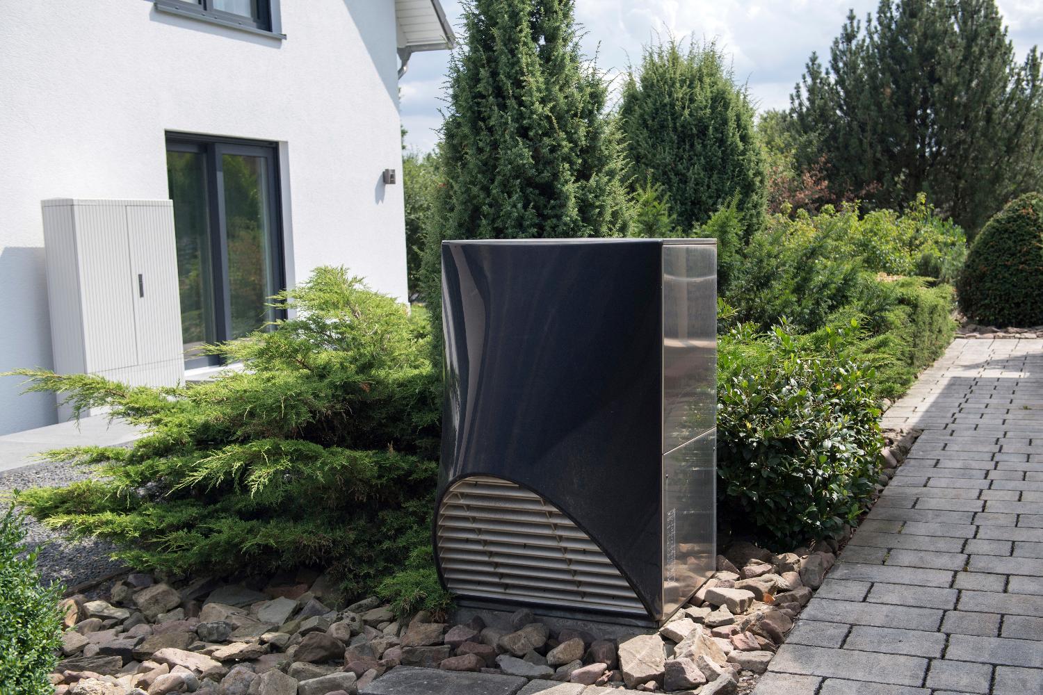 Ausseneinheit einer Wärmepumpe im Vorgarten