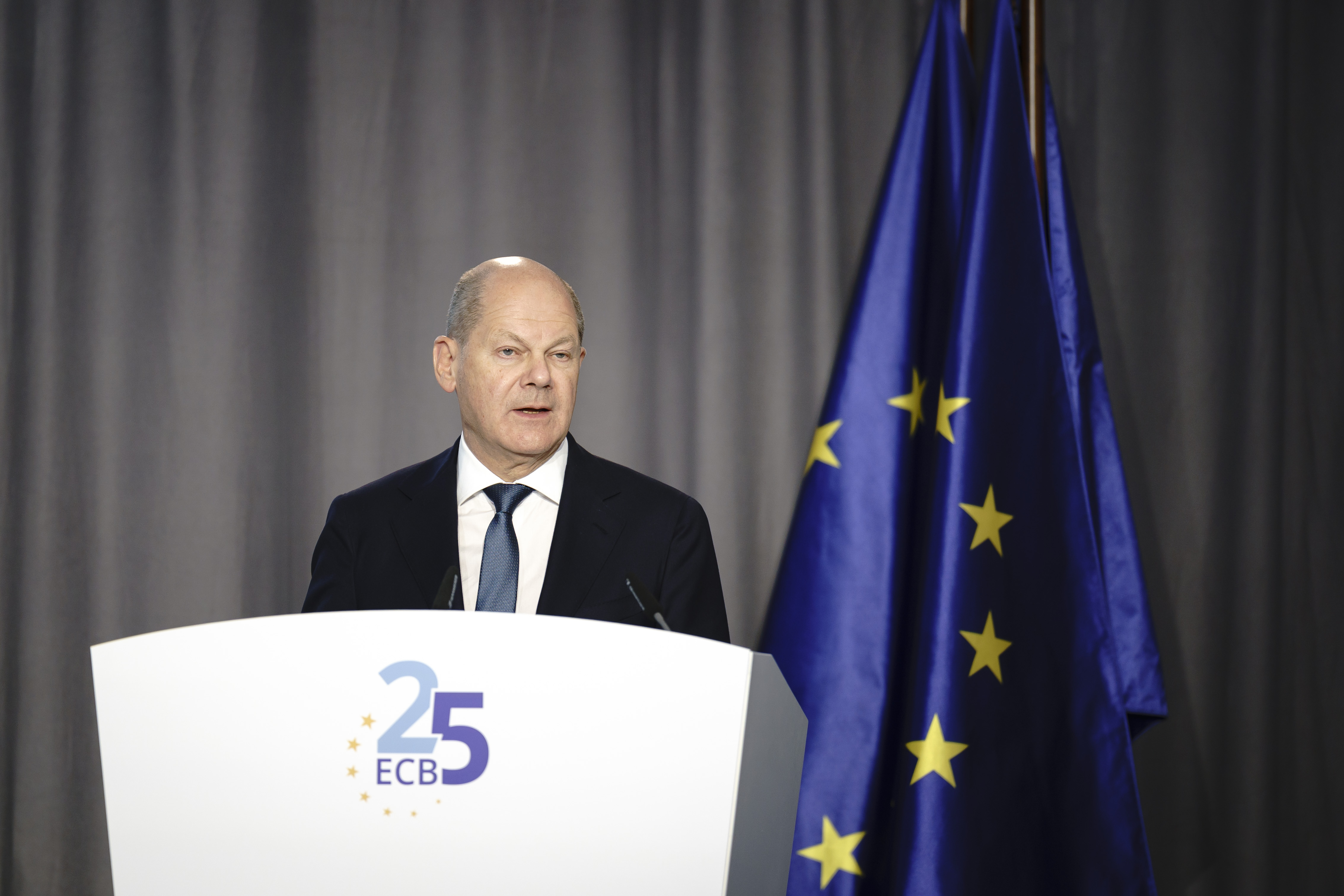 Bundeskanzler Olaf Scholz nimmt gemeinsam mit Christine Lagarde, Präsidentin der EZB, an der Jubiläumsfeier zum 25-jährigen Bestehen der Europäischen Zentralbank teil.