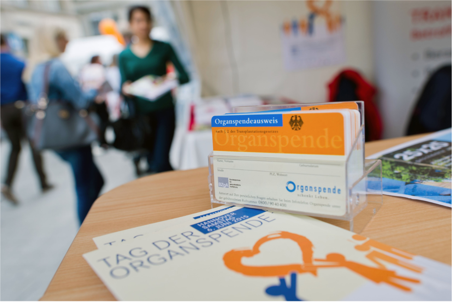 Organspendeausweise liegen beim Tag der Organspende aus.