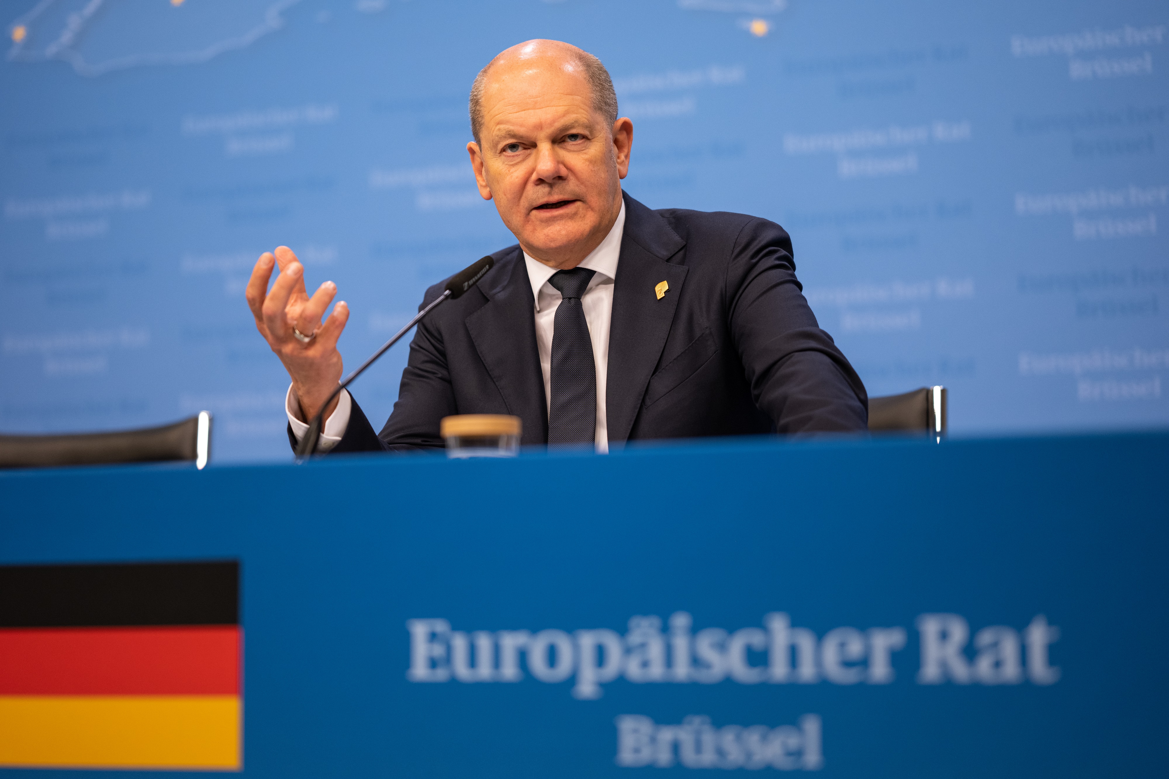 Bundeskanzler Olaf Scholz gibt eine Pressekonferenz in Brüssel.
