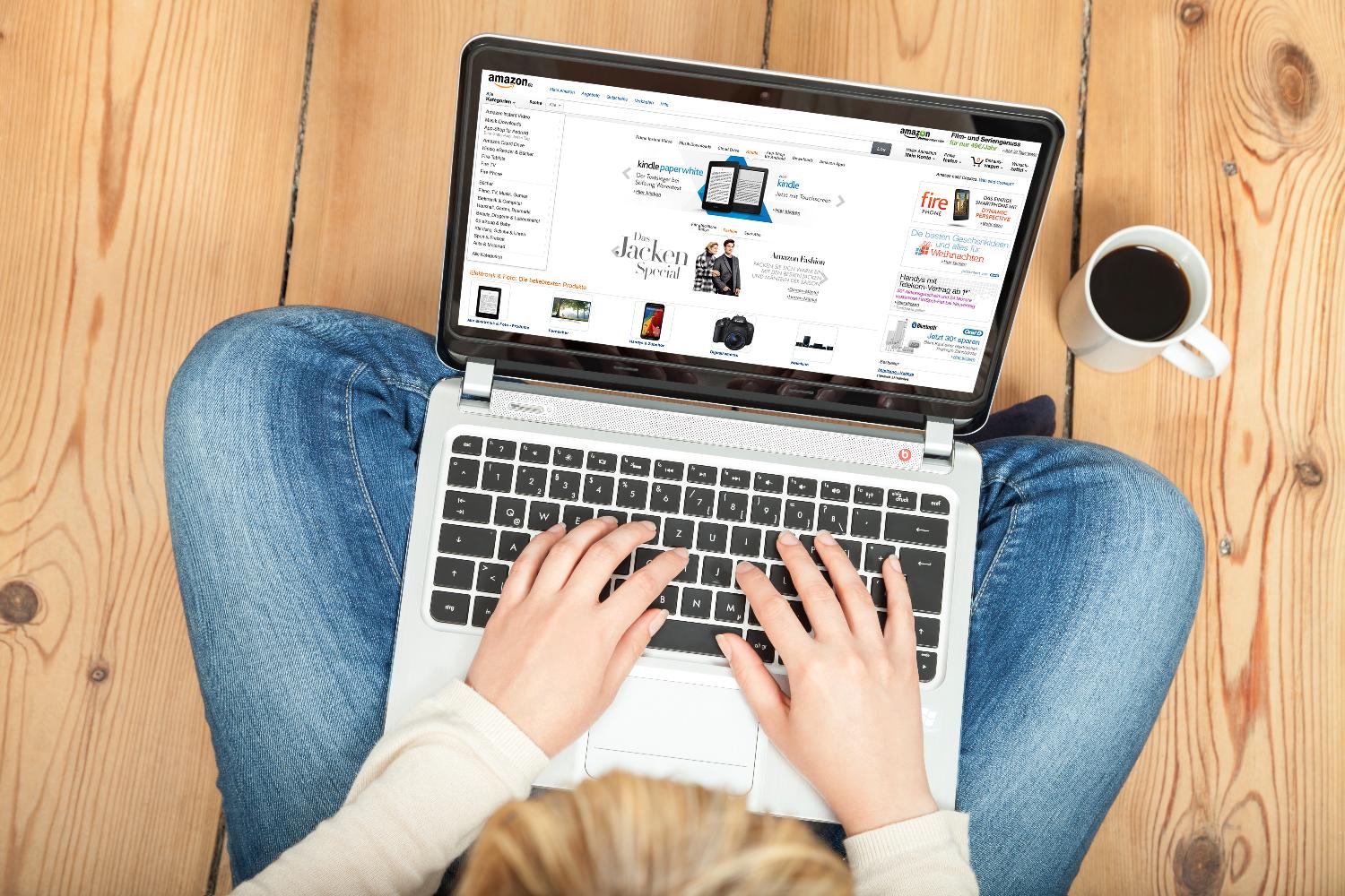 A woman has a laptop on her lap and is shopping on an online shopping site.