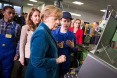 Bundeskanzlerin Angela Merkel und Aydan Özoguz, Staatsministerin für Integration, beim Besuch bei der BVG.