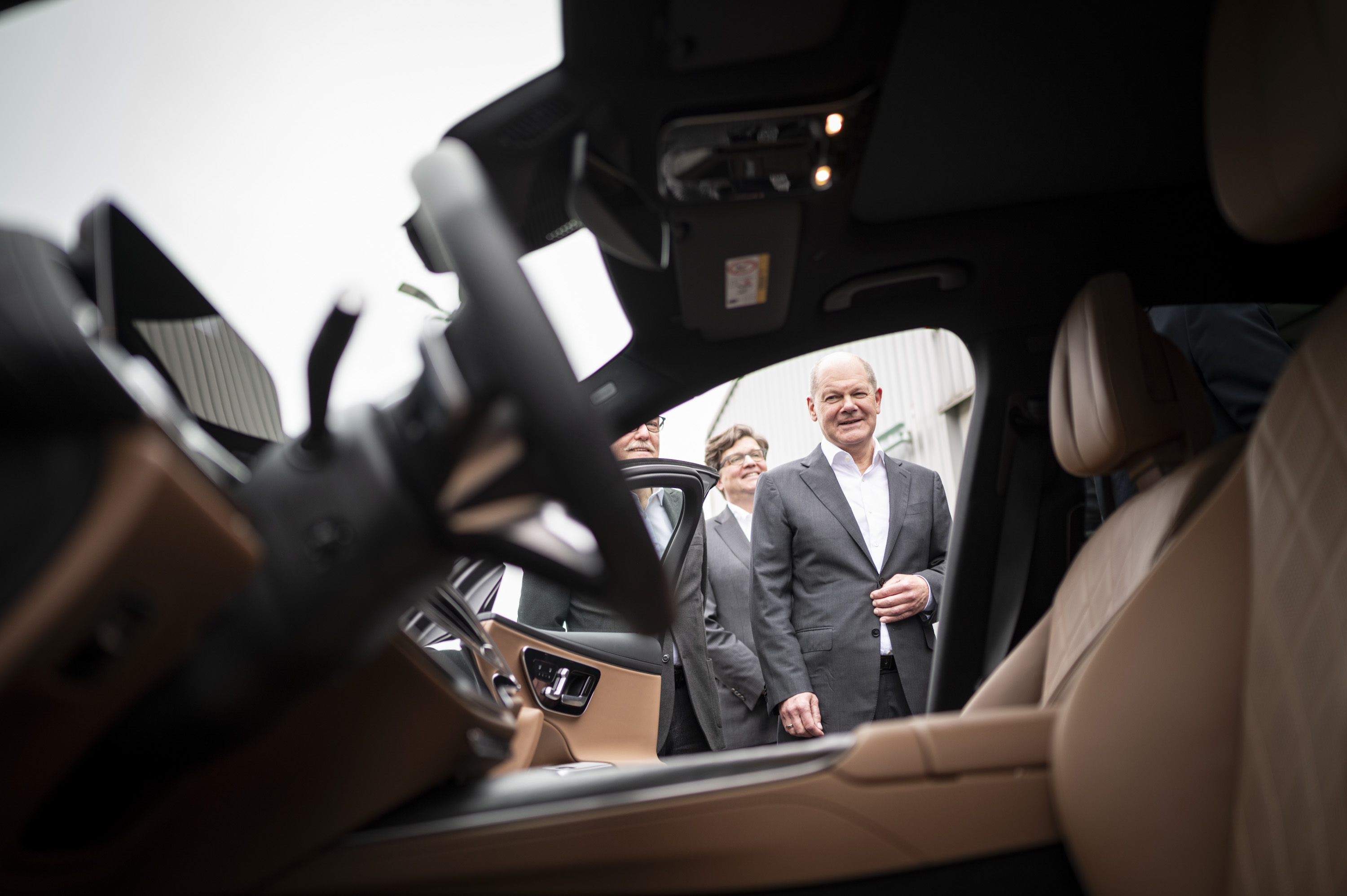 Bundeskanzler Olaf Scholz im Mercedes-Werk in Sindelfingen.
