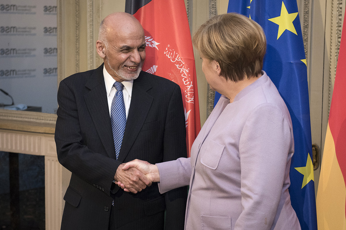 Bundeskanzlerin Angela Merkel und Afghanistans Präsident Aschraf Ghani unterhalten sich bei der Münchener Sicherheitskonferenz.