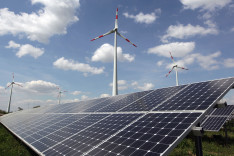 Windkrafträder stehen bei Nauen (Brandenburg) hinter einem Solarpark. [ Rechtehinweis: Verwendung weltweit, usage worldwide ]