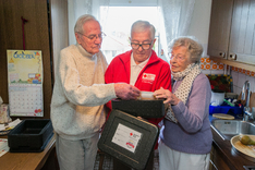 Rentner fährt für das Deutsche Rote Kreuz Essen aus