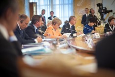 Vor der ersten Sitzung hat die Kanzlerin "wichtige Schritte" mit Blick auf die Finanzmarktregulierung und die internationalen Steuerfragen angekündigt.