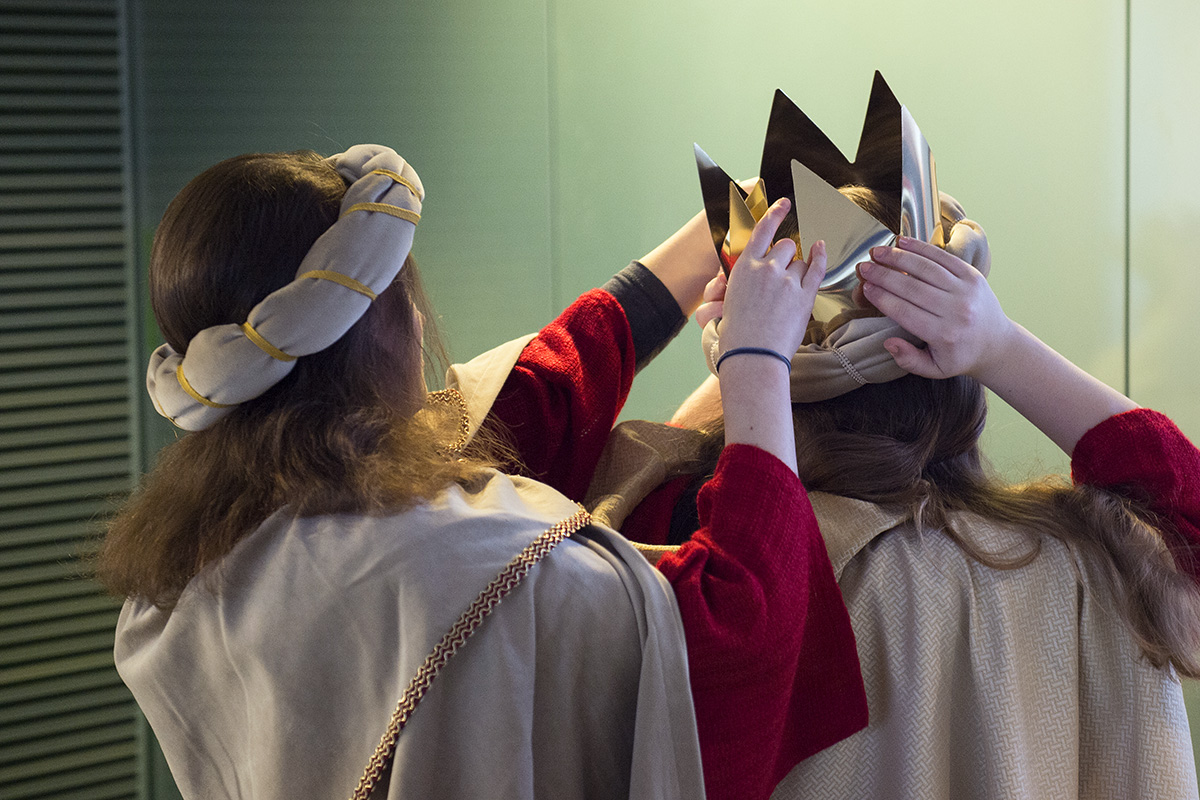 Sternsinger bereiten sich vor.
