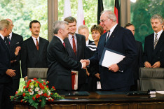 Bundeskanzler Helmut Kohl (r.) und Jan Krzysztof Bielecki, Ministerpräsident Polens, nach der Unterzeichnung des 'Vertrages zwischen der Bundesrepublik Deutschland und der Republik Polen über gute Nachbarschaft und freundschaftliche Zusammenarbeit.