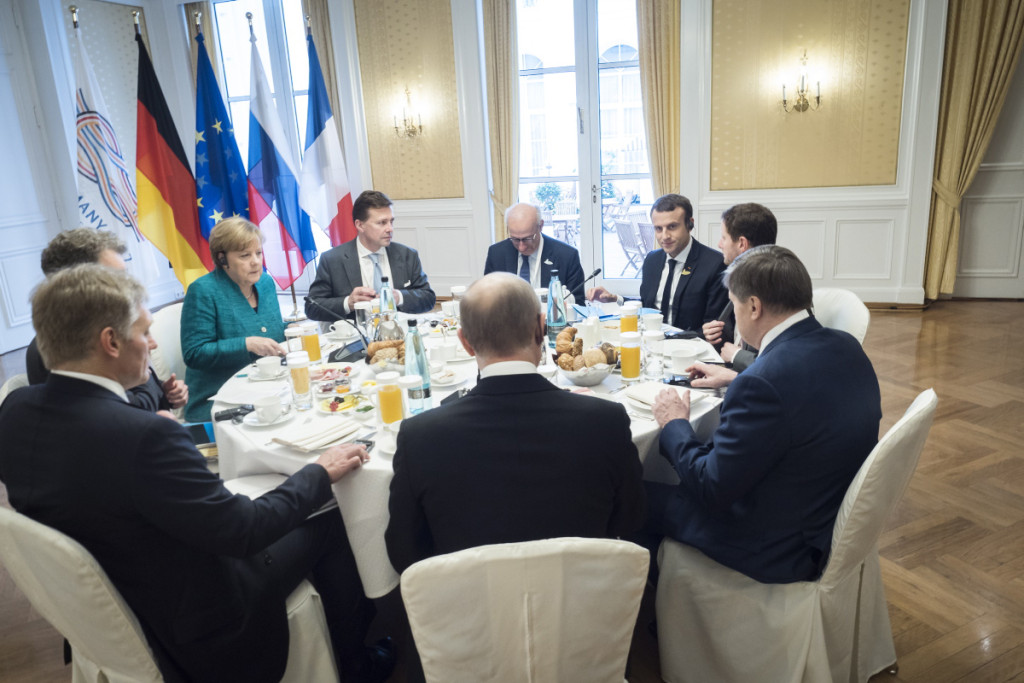 Der zweite Gipfeltag beginnt für Bundeskanzlerin Angela Merkel mit einem trilateralen Frühstück mit Frankreichs Präsident Macron und Russlands Präsident Putin im Hotel Atlantic.