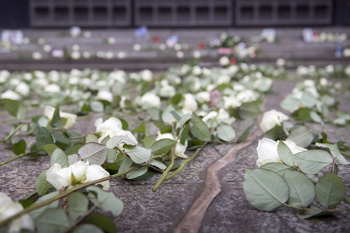 Rosen liegen vor der Gedächtniskirche.