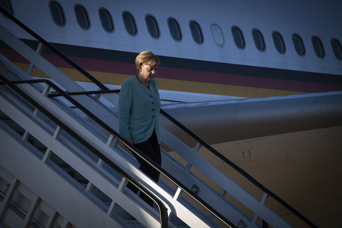 Bundeskanzlerin Angela Merkel steigt aus dem Flugzeug.
