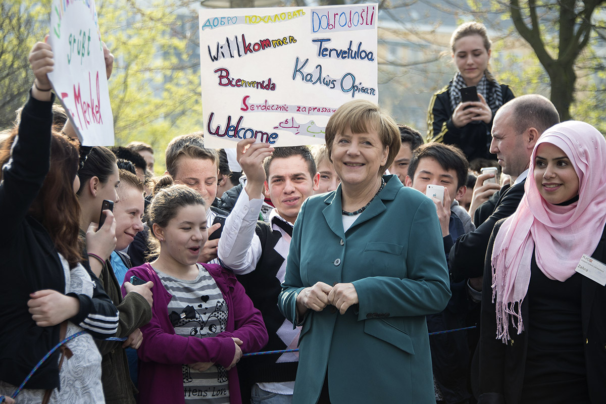 Bundeskanzlerin Angela Merkel kommt an der Robert-Jungk-Oberschule zum EU-Projekttag an und wird von Schülern begrüßt.