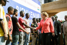 Bundeskanzlerin Angela Merkel wird im Aufnahme- und Durchgangszentrum für Migranten der Internationalen Organisation für Migration (IOM) begrüßt, im Quartier Bobiel.