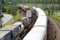 ICE 1 (Baureihe 401) und Güterzug des Kombinierten Verkehrs in einem Gleisbogen auf der Riedbahn