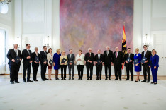 Die Mitglieder des Bundeskabinetts nach der Übergabe der Ernennungsurkunden durch Bundespräsident Frank-Walter Steinmeier