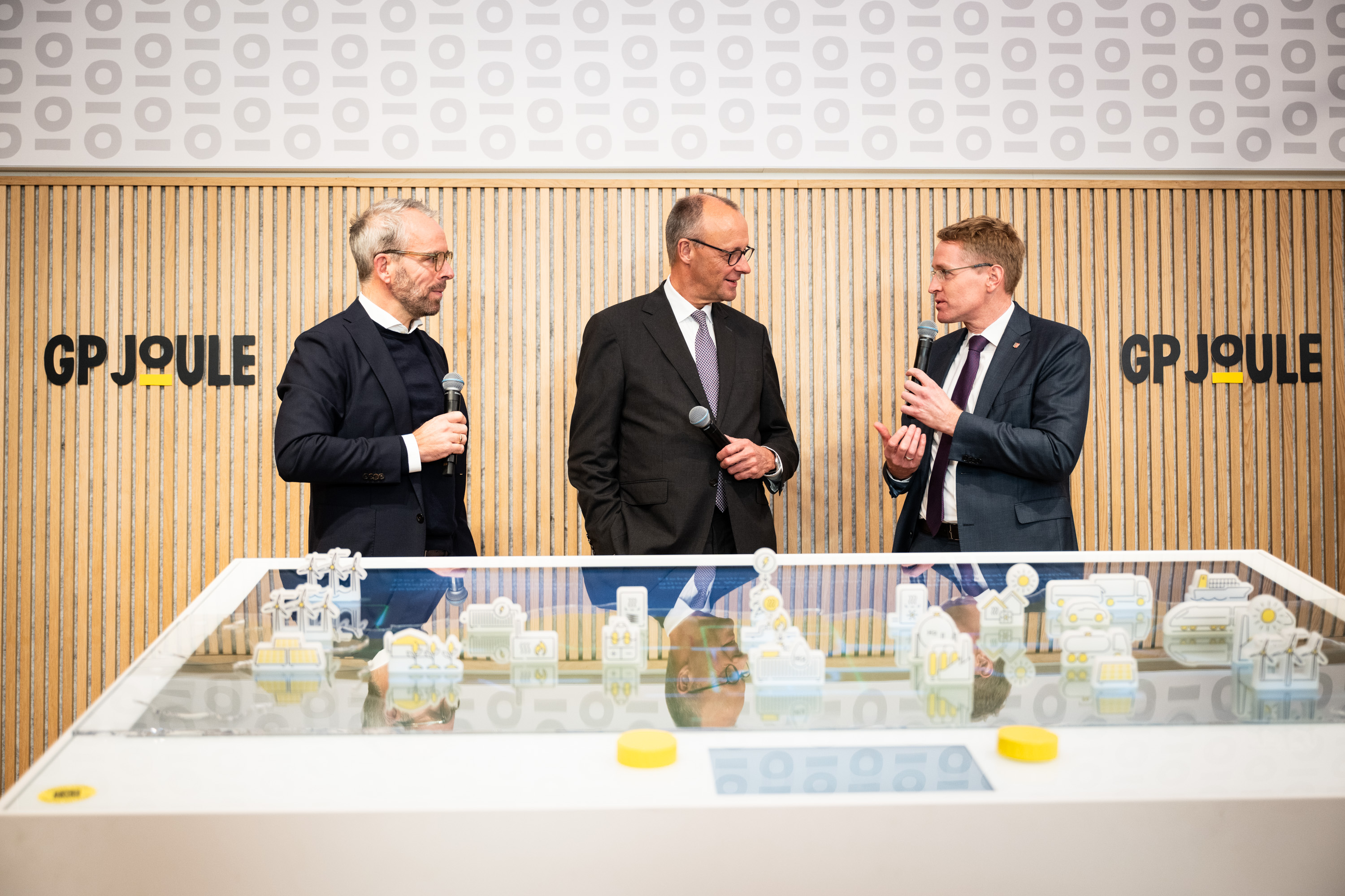 Das Foto zeigt Bundeskanzler Friedrich Merz beim Besuch der Firma GP Joule, anlässlich seines Antrittsbesuch in Schleswig-Holstein.