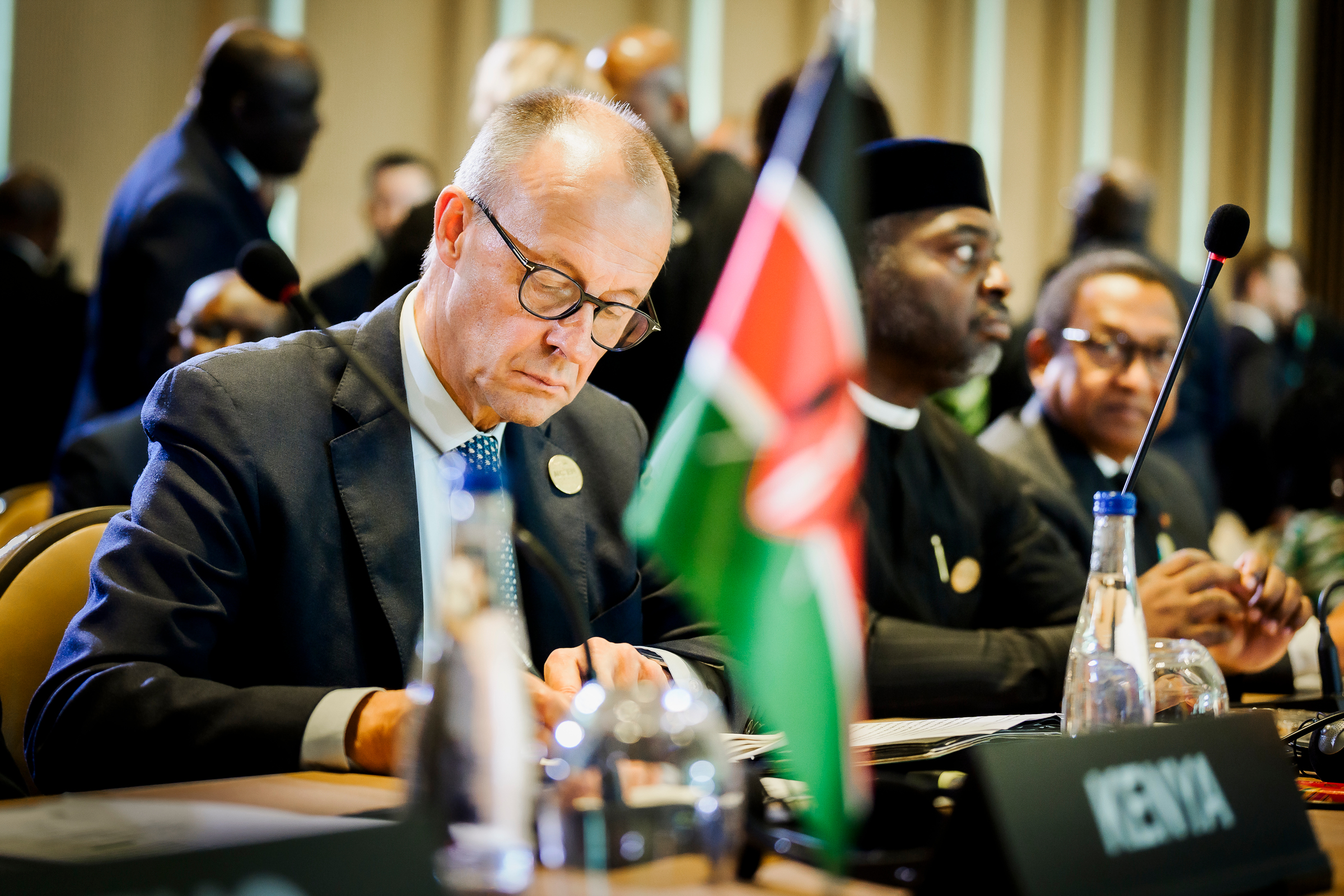 Das Foto zeigt Bundeskanzler Friedrich Merz beim EU-Afrika-Gipfel.