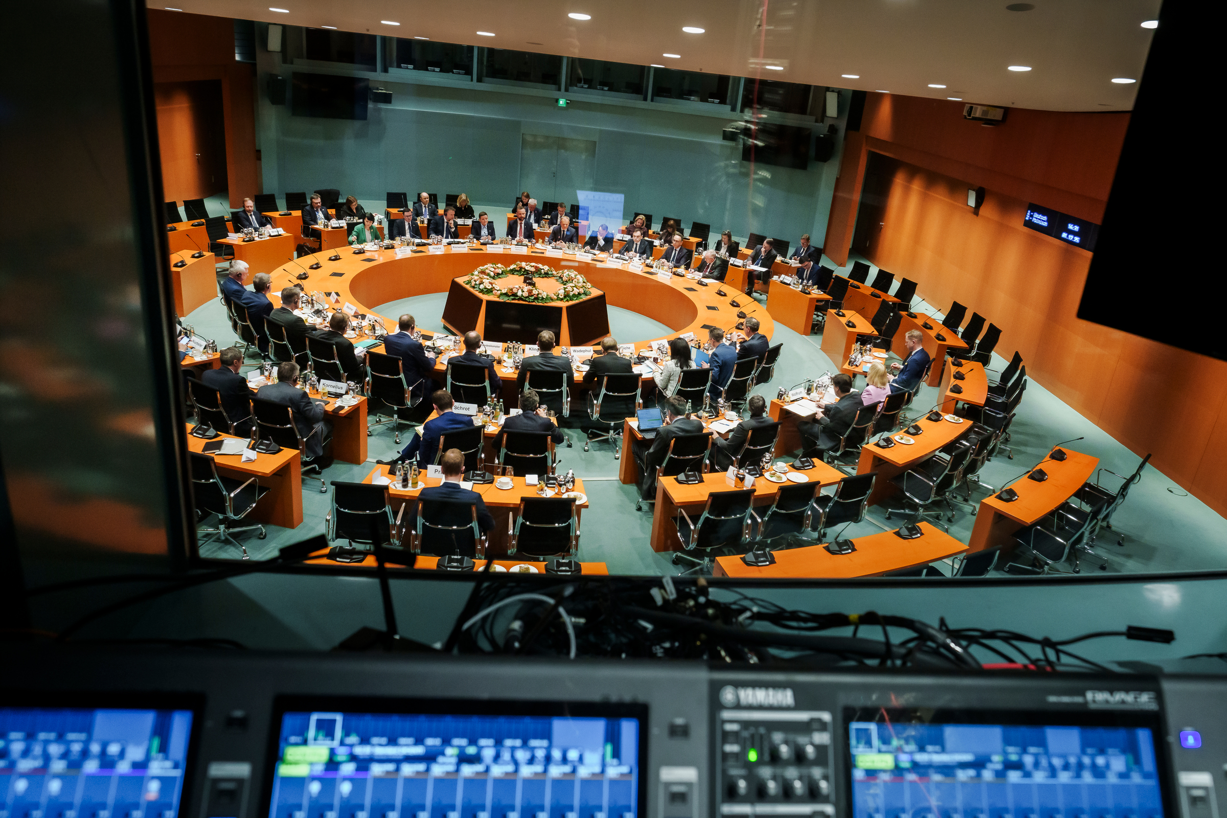 Das Foto zeigt eine Totale über die Sitzung bei der Deutsch-Polnischen Regierungskonsultationen.