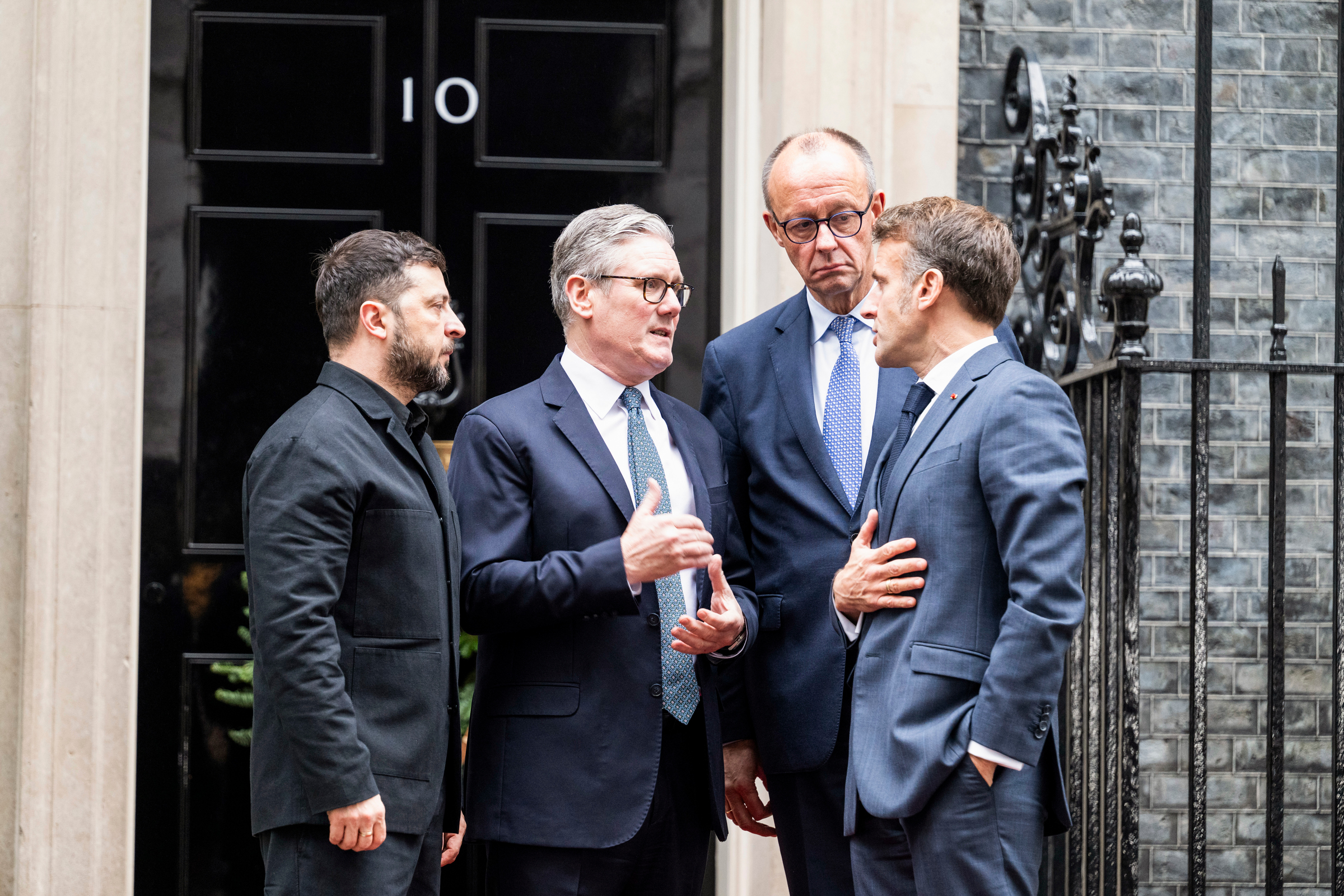 Das Foto zeigt Bundeskanzler Friedrich Merz bei einem Treffen der E3.